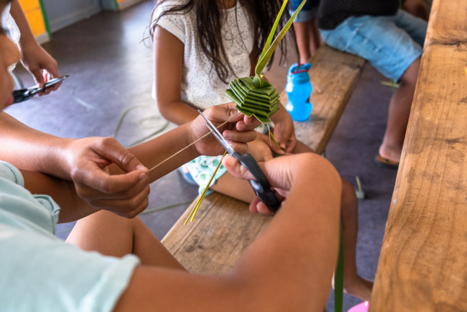 Atelier artisanal : des bouquets de fleurs en feuille coco fabriqués à Grande Fontaine