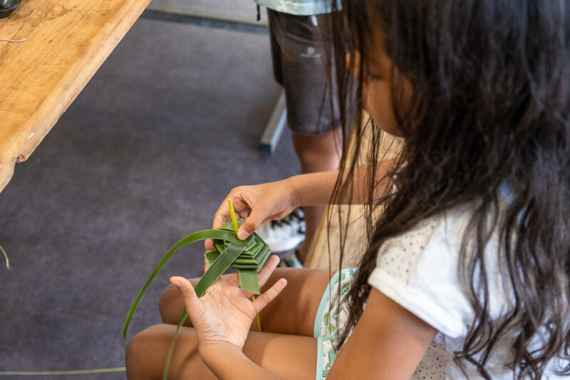 Atelier artisanal : des bouquets de fleurs en feuille coco fabriqués à Grande Fontaine
