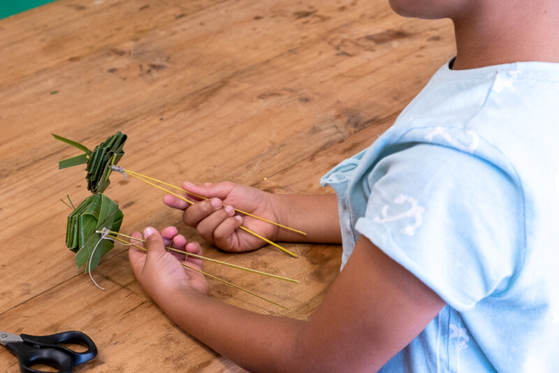 Atelier artisanal : des bouquets de fleurs en feuille coco fabriqués à Grande Fontaine