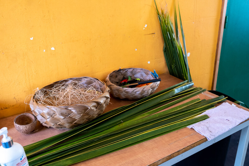 Atelier artisanal : des bouquets de fleurs en feuille coco fabriqués à Grande Fontaine