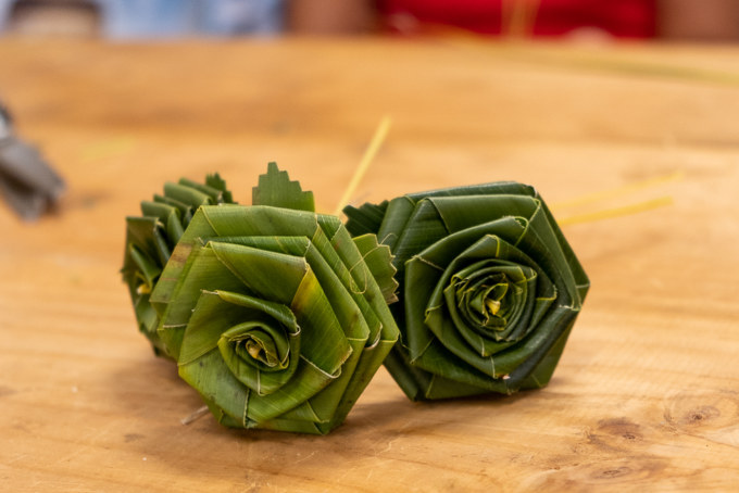 Atelier artisanal : des bouquets de fleurs en feuille coco fabriqués à Grande Fontaine