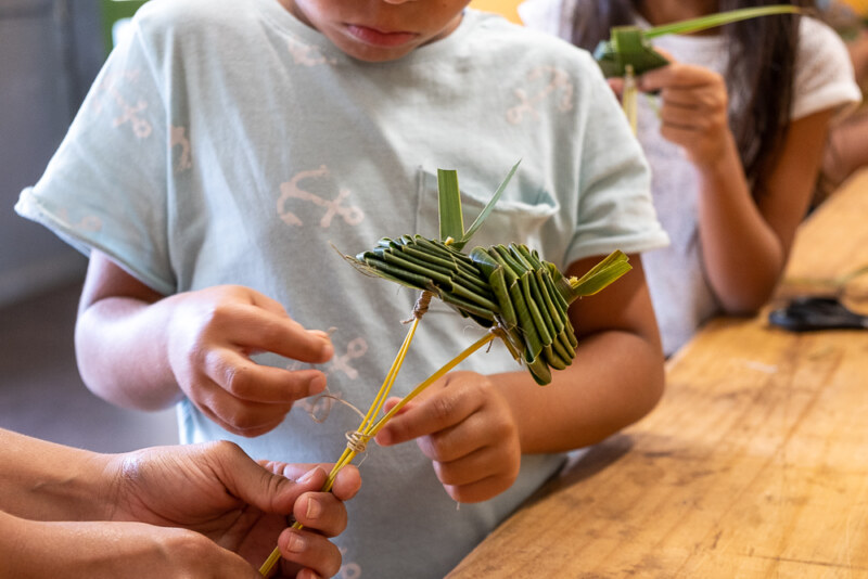 Atelier artisanal : des bouquets de fleurs en feuille coco fabriqués à Grande Fontaine