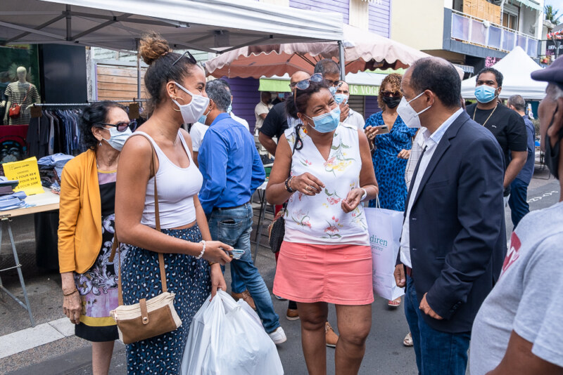 Le Maire de Saint-Paul, Emmanuel SÉRAPHIN, à la braderie de Saint-Paul en juillet 2021