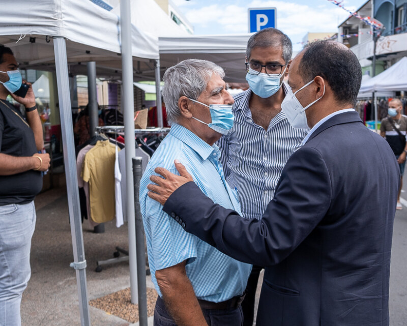 Le Maire de Saint-Paul, Emmanuel SÉRAPHIN, à la braderie de Saint-Paul en juillet 2021