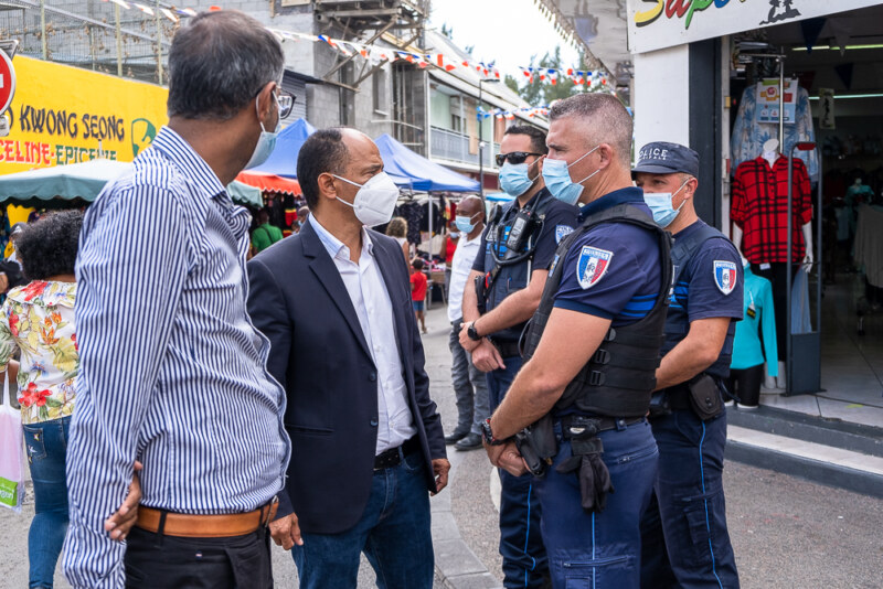 Le Maire de Saint-Paul, Emmanuel SÉRAPHIN, à la braderie de Saint-Paul en juillet 2021