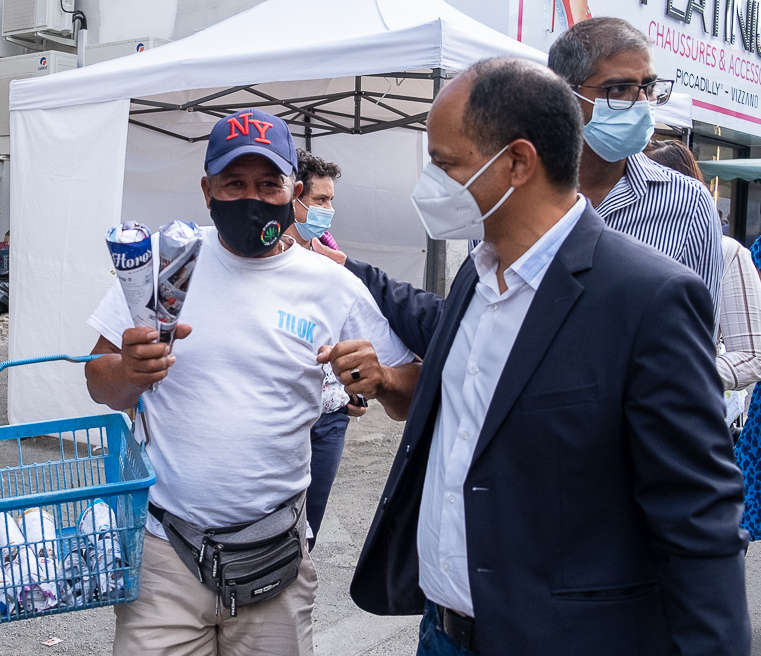 Le Maire de Saint-Paul, Emmanuel SÉRAPHIN, à la braderie de Saint-Paul en juillet 2021