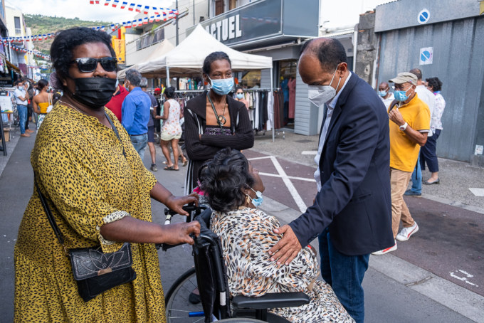 Le Maire de Saint-Paul, Emmanuel SÉRAPHIN, à la braderie de Saint-Paul en juillet 2021