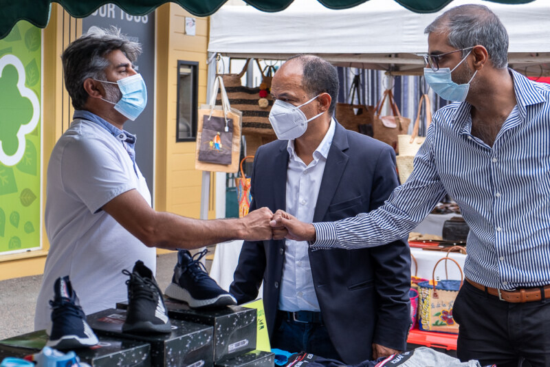 Le Maire de Saint-Paul, Emmanuel SÉRAPHIN, à la braderie de Saint-Paul en juillet 2021