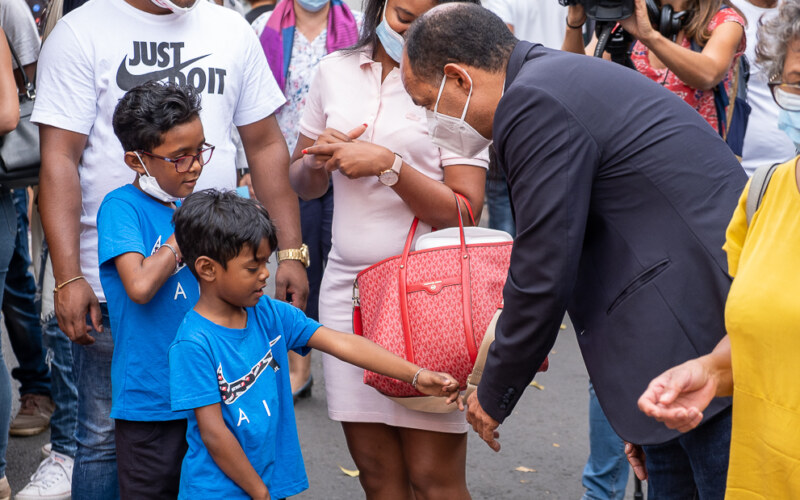 Le Maire de Saint-Paul, Emmanuel SÉRAPHIN, à la braderie de Saint-Paul en juillet 2021