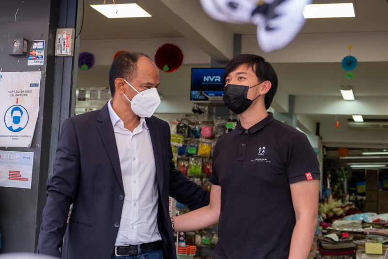 Le Maire de Saint-Paul, Emmanuel SÉRAPHIN, à la braderie de Saint-Paul en juillet 2021