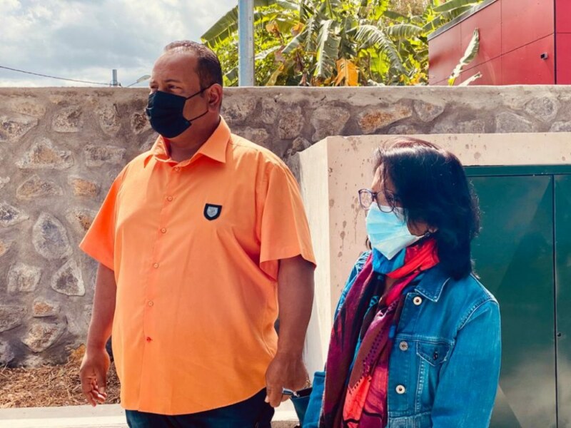 Nila RADAKICHENIN et Yann CRIGHTON à l’école de Bellemène