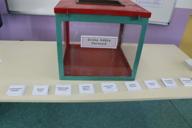 Des citoyens Saint-Paulois, des membres d'une dizaine d’associations du quartier de Grande Fontaine, des marmay, des gramouns, le Maire de Saint-Paul, Emmanuel SÉRAPHIN, et les élues du Conseil Municipal réalisent les premières plantations du projet d’aménagement touristique et paysager de la ravine Bernica ce vendredi 21 juillet 2023.