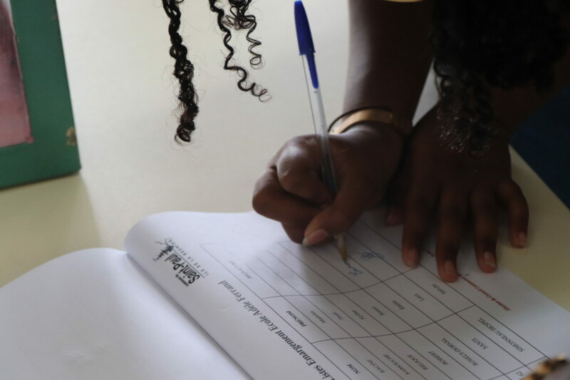 Des citoyens Saint-Paulois, des membres d'une dizaine d’associations du quartier de Grande Fontaine, des marmay, des gramouns, le Maire de Saint-Paul, Emmanuel SÉRAPHIN, et les élues du Conseil Municipal réalisent les premières plantations du projet d’aménagement touristique et paysager de la ravine Bernica ce vendredi 21 juillet 2023.