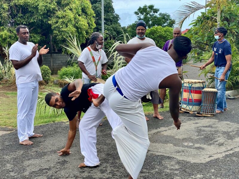 20 Désanm dann kartyé : dépôt de gerbes à Villèle