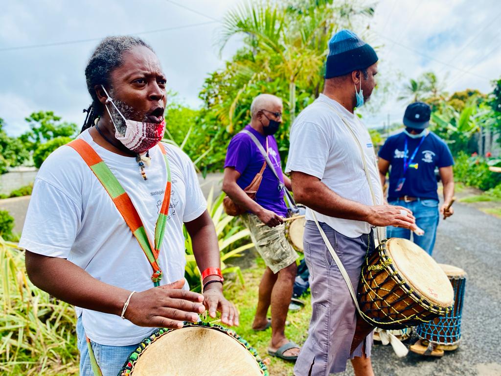 20 Désanm dann kartyé : dépôt de gerbes à Villèle