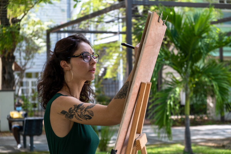 Saint-Paul commémore la libération du camp d’AUSCHWITZ : l'artiste BELLY réalise une performance artistique