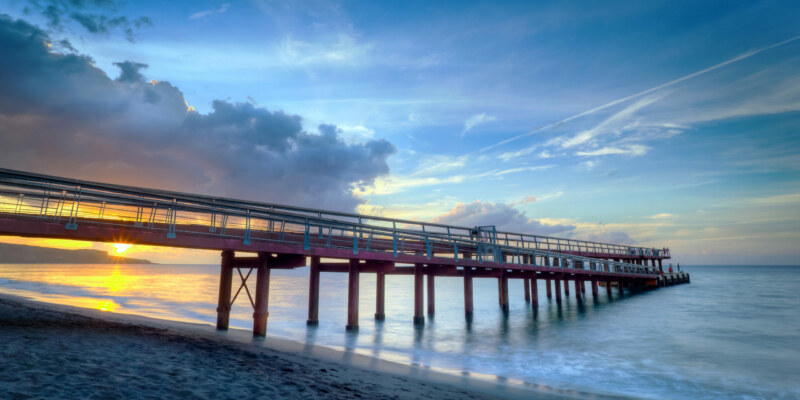 Ponton du débarcadère de Saint-Paul au crépuscule