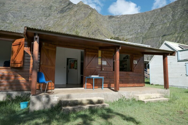 Quatre des six conseillers numériques itinérants se rendent dans trois ilets de Mafate. À Marla, à Roche Plate et aux Orangers