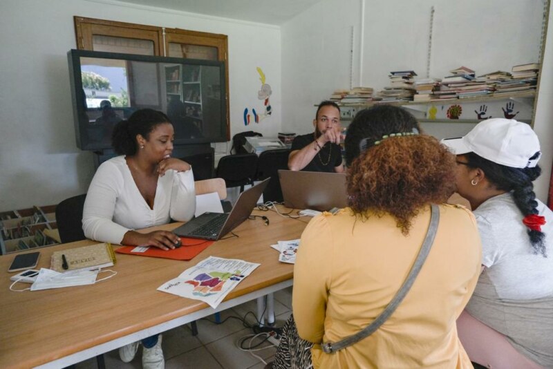 Quatre des six conseillers numériques itinérants se rendent dans trois ilets de Mafate. À Marla, à Roche Plate et aux Orangers