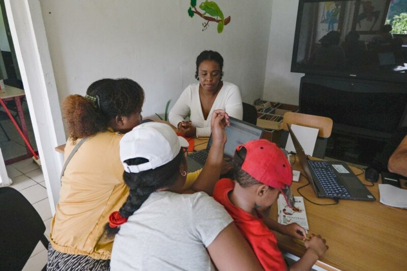 Quatre des six conseillers numériques itinérants se rendent dans trois ilets de Mafate. À Marla, à Roche Plate et aux Orangers