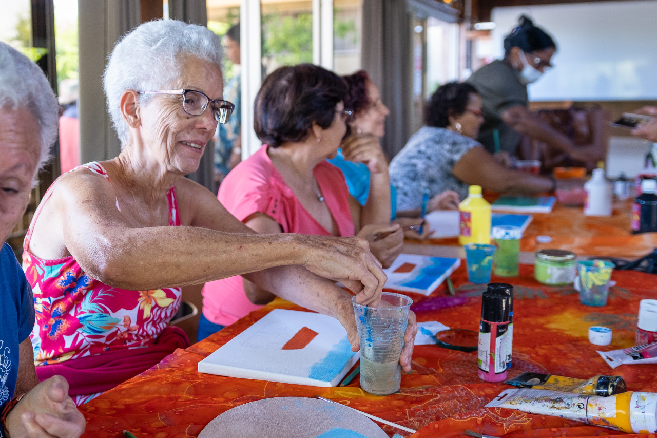 Des séniors participent aux ateliers de l'activité Zactivités zarboutan alon amizé au CREPS du front de mer