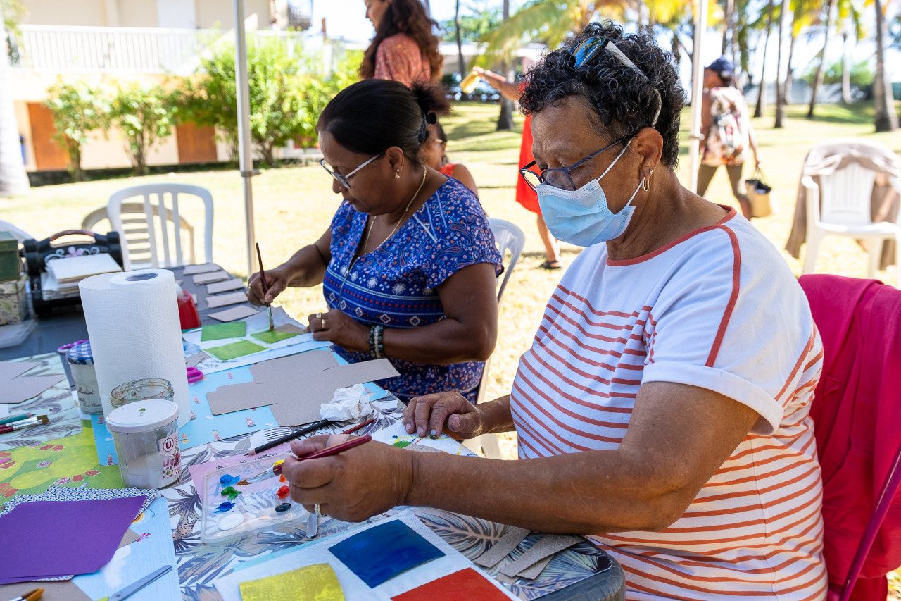 Des séniors participent aux ateliers de l'activité Zactivités zarboutan alon amizé au CREPS du front de mer