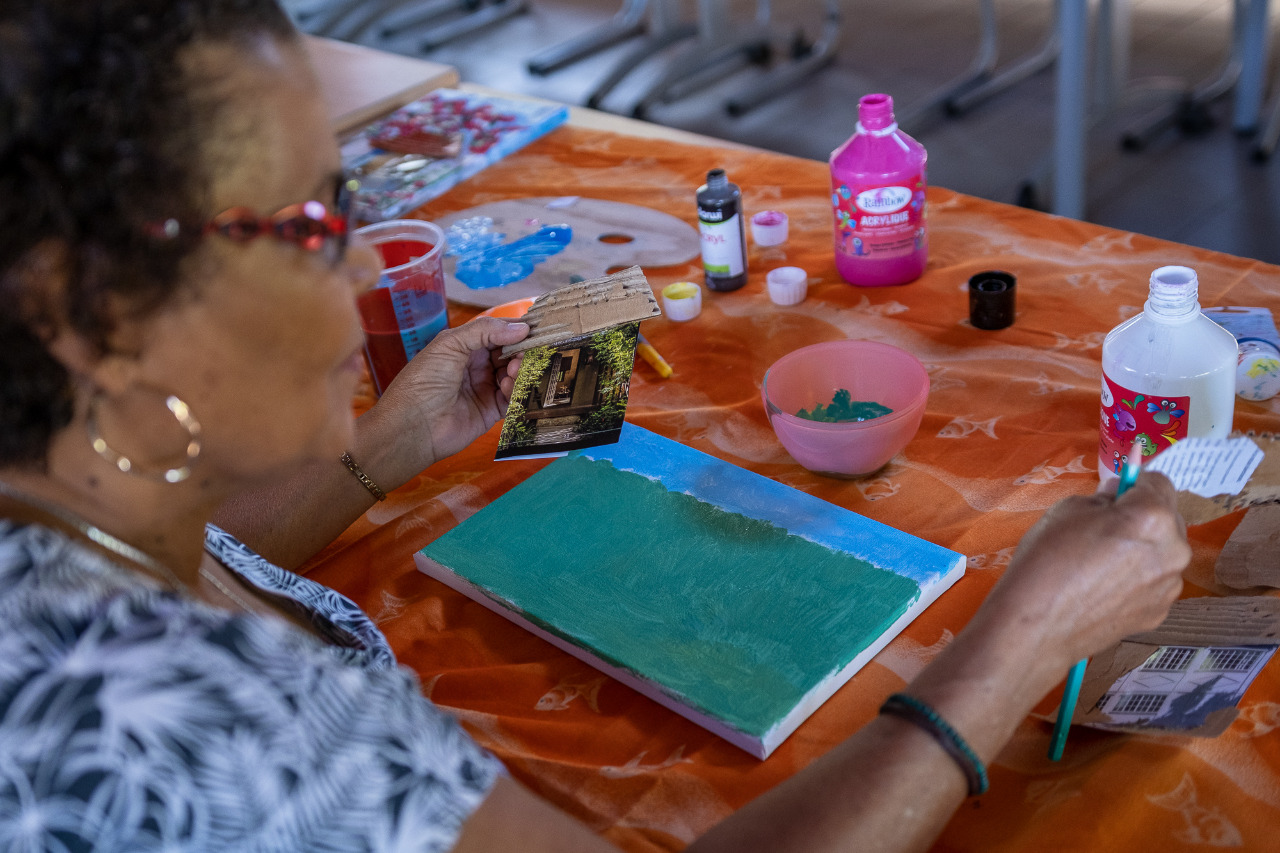 Des séniors participent aux ateliers de l'activité Zactivités zarboutan alon amizé au CREPS du front de mer