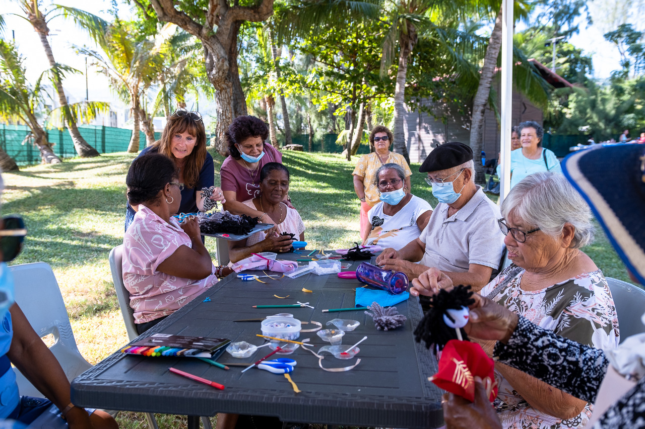 Des séniors participent aux ateliers de l'activité Zactivités zarboutan alon amizé au CREPS du front de mer