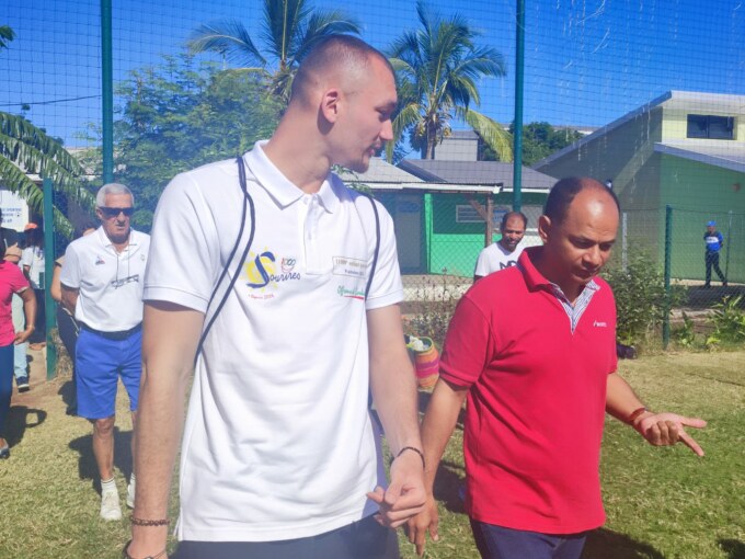 Le footballeur Ludovic AJORQUE de passage à l'Éperon