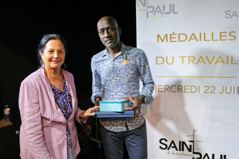 Cérémonie de remise de médailles juin 2022 : Les agents communaux reçoivent leurs médailles