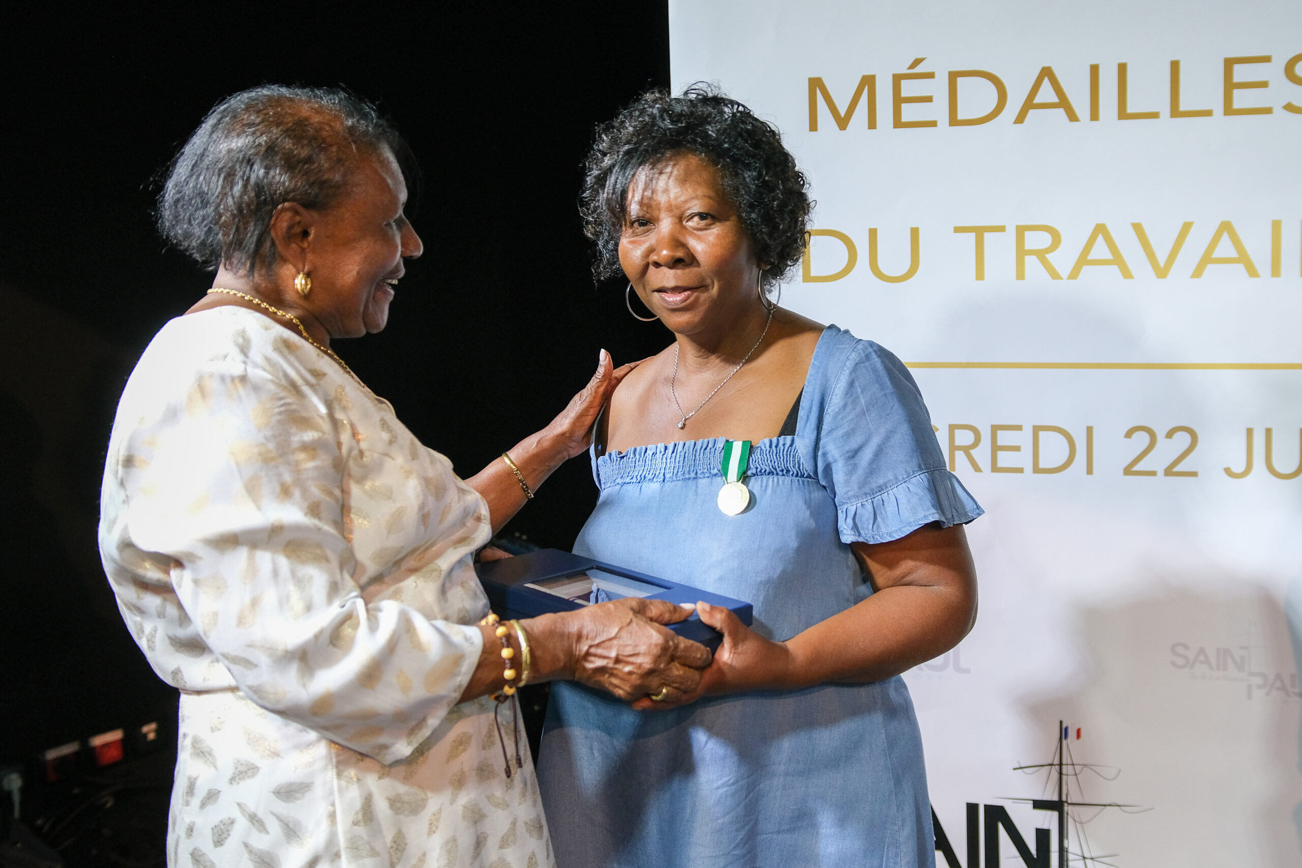 Cérémonie de remise de médailles juin 2022 : Les agents communaux reçoivent leurs médailles