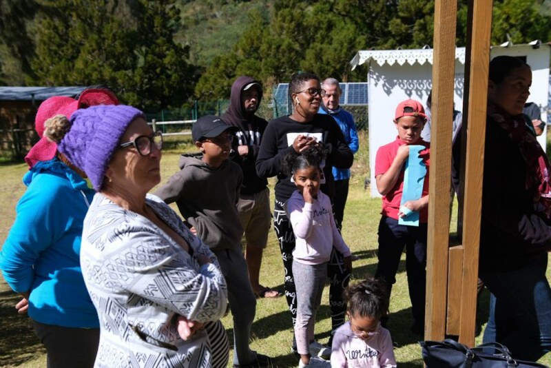 Marie-Paule CHATELLIER, la directrice et la seule enseignante de l'école de Marla, prend sa retraite ce vendredi 8 juillet 2022. Elle vient de passer 12 ans à transmettre son savoir aux marmay de l'ilet de Mafate.