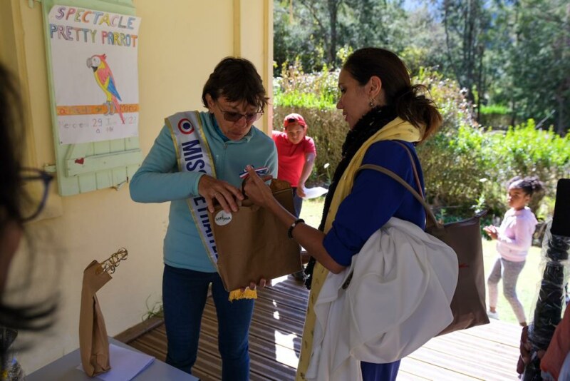 Marie-Paule CHATELLIER, la directrice et la seule enseignante de l'école de Marla, prend sa retraite ce vendredi 8 juillet 2022. Elle vient de passer 12 ans à transmettre son savoir aux marmay de l'ilet de Mafate.