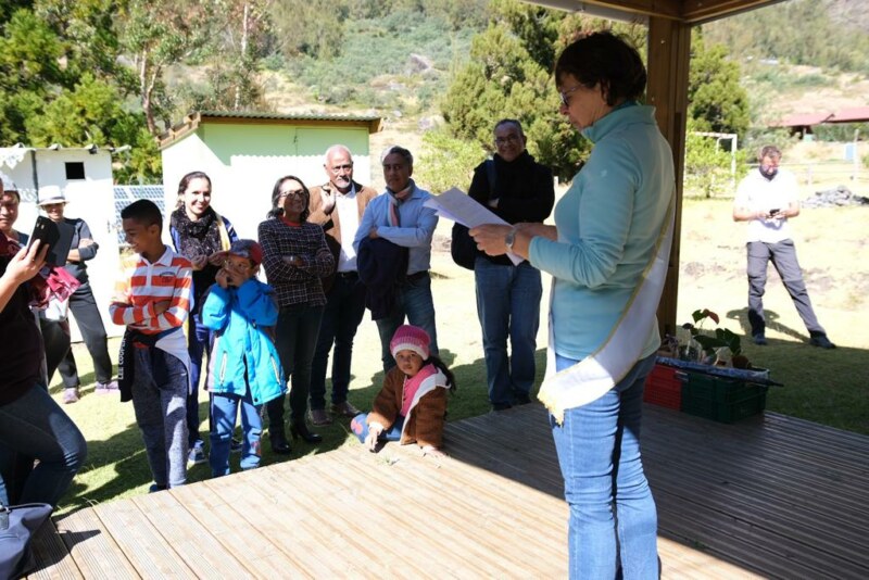 Marie-Paule CHATELLIER, la directrice et la seule enseignante de l'école de Marla, prend sa retraite ce vendredi 8 juillet 2022. Elle vient de passer 12 ans à transmettre son savoir aux marmay de l'ilet de Mafate.