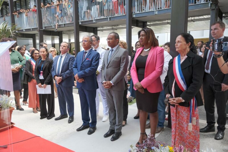 L'inauguration du collège de Roquefeuil se déroule ce jeudi 29 septembre 2022. Cette séquence s'inscrit dans la visite du Ministre de l’éducation nationale et de la jeunesse, Pap NDIAYE, à La Réunion. La première Adjointe de Saint-Paul, Suzelle BOUCHER, lui souhaite la bienvenue sur une terre apprenante et innovante.