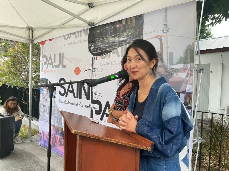 Saint-Paul, Ville d’Art et d’Histoire, accueille ce mercredi 28 septembre 2022 le vernissage de l’exposition Fashion for good à la Longère Sudel-FUMA. Ce bâtiment, inscrit au titre des monuments historiques, donne à voir la collection Parures et la vingtaine de pièces issues d’une tradition de couture très populaire à La Réunion.