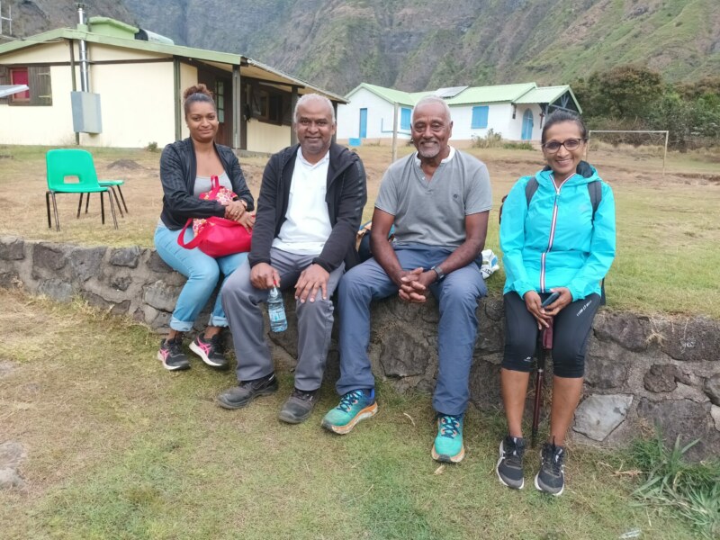 Nila RADAKICHENIN, Adjointe aux Affaires Scolaires, et l'Adjoint au Bassin de vie de Mafate, Jean-Philippe MARIE-LOUISE, se rendent à pied dans le cirque ce mercredi 31 août 2022.