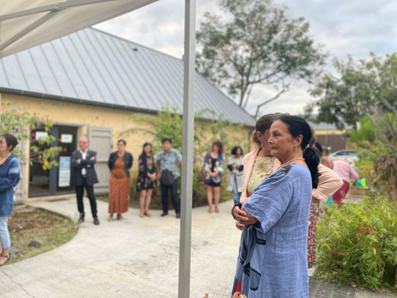 Saint-Paul, Ville d’Art et d’Histoire, accueille ce mercredi 28 septembre 2022 le vernissage de l’exposition Fashion for good à la Longère Sudel-FUMA. Ce bâtiment, inscrit au titre des monuments historiques, donne à voir la collection Parures et la vingtaine de pièces issues d’une tradition de couture très populaire à La Réunion.