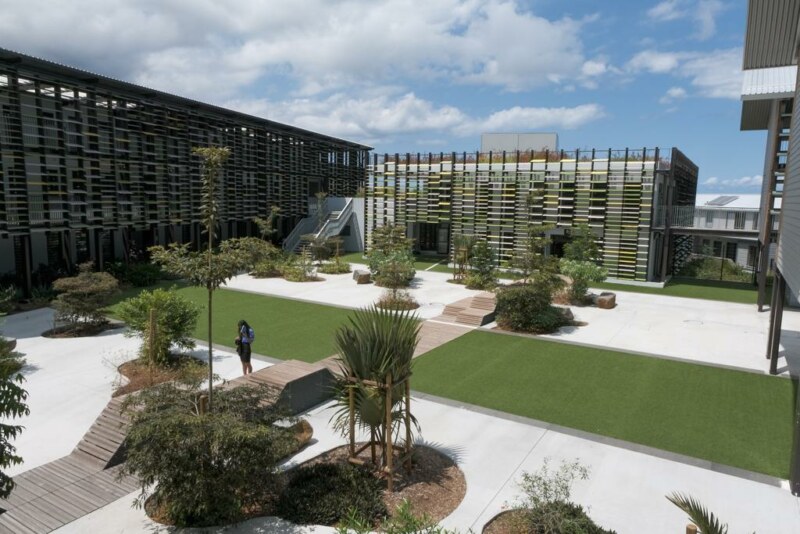 L'inauguration du collège de Roquefeuil se déroule ce jeudi 29 septembre 2022. Cette séquence s'inscrit dans la visite du Ministre de l’éducation nationale et de la jeunesse, Pap NDIAYE, à La Réunion. La première Adjointe de Saint-Paul, Suzelle BOUCHER, lui souhaite la bienvenue sur une terre apprenante et innovante.