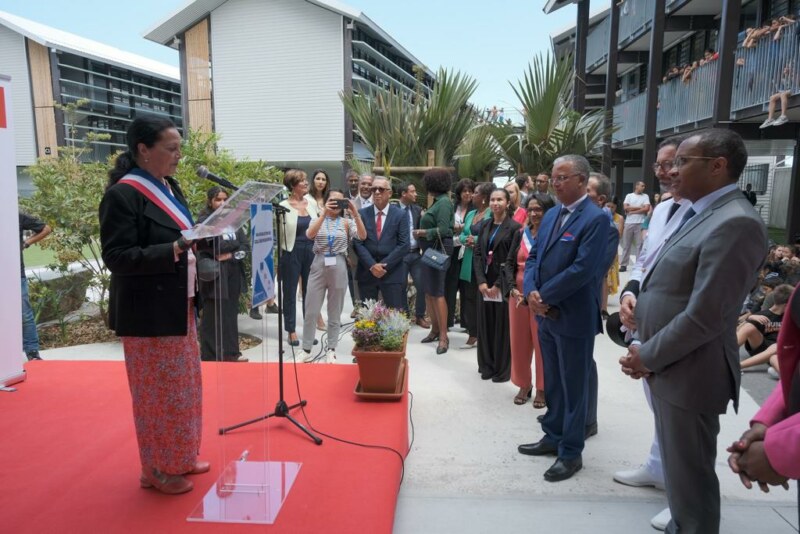 L'inauguration du collège de Roquefeuil se déroule ce jeudi 29 septembre 2022. Cette séquence s'inscrit dans la visite du Ministre de l’éducation nationale et de la jeunesse, Pap NDIAYE, à La Réunion. La première Adjointe de Saint-Paul, Suzelle BOUCHER, lui souhaite la bienvenue sur une terre apprenante et innovante.