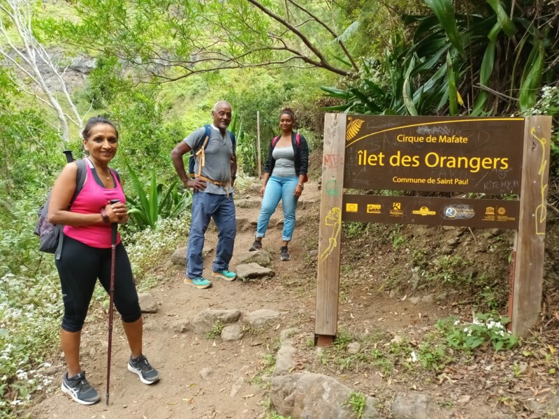 Nila RADAKICHENIN, Adjointe aux Affaires Scolaires, et l'Adjoint au Bassin de vie de Mafate, Jean-Philippe MARIE-LOUISE, se rendent à pied dans le cirque ce mercredi 31 août 2022.