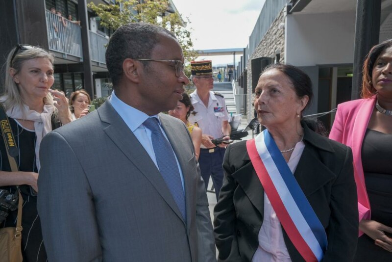 L'inauguration du collège de Roquefeuil se déroule ce jeudi 29 septembre 2022. Cette séquence s'inscrit dans la visite du Ministre de l’éducation nationale et de la jeunesse, Pap NDIAYE, à La Réunion. La première Adjointe de Saint-Paul, Suzelle BOUCHER, lui souhaite la bienvenue sur une terre apprenante et innovante.