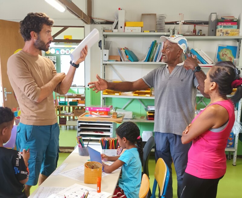 Nila RADAKICHENIN, Adjointe aux Affaires Scolaires, et l'Adjoint au Bassin de vie de Mafate, Jean-Philippe MARIE-LOUISE, se rendent à pied dans le cirque ce mercredi 31 août 2022.