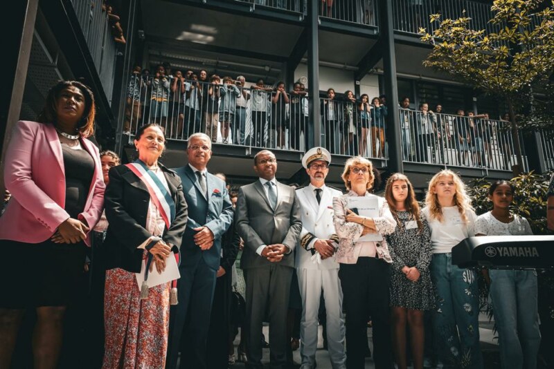 L'inauguration du collège de Roquefeuil se déroule ce jeudi 29 septembre 2022. Cette séquence s'inscrit dans la visite du Ministre de l’éducation nationale et de la jeunesse, Pap NDIAYE, à La Réunion. La première Adjointe de Saint-Paul, Suzelle BOUCHER, lui souhaite la bienvenue sur une terre apprenante et innovante.