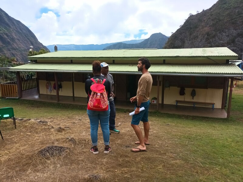 Nila RADAKICHENIN, Adjointe aux Affaires Scolaires, et l'Adjoint au Bassin de vie de Mafate, Jean-Philippe MARIE-LOUISE, se rendent à pied dans le cirque ce mercredi 31 août 2022.