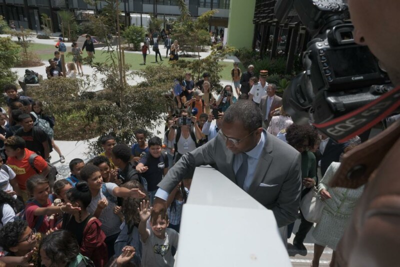 L'inauguration du collège de Roquefeuil se déroule ce jeudi 29 septembre 2022. Cette séquence s'inscrit dans la visite du Ministre de l’éducation nationale et de la jeunesse, Pap NDIAYE, à La Réunion. La première Adjointe de Saint-Paul, Suzelle BOUCHER, lui souhaite la bienvenue sur une terre apprenante et innovante.