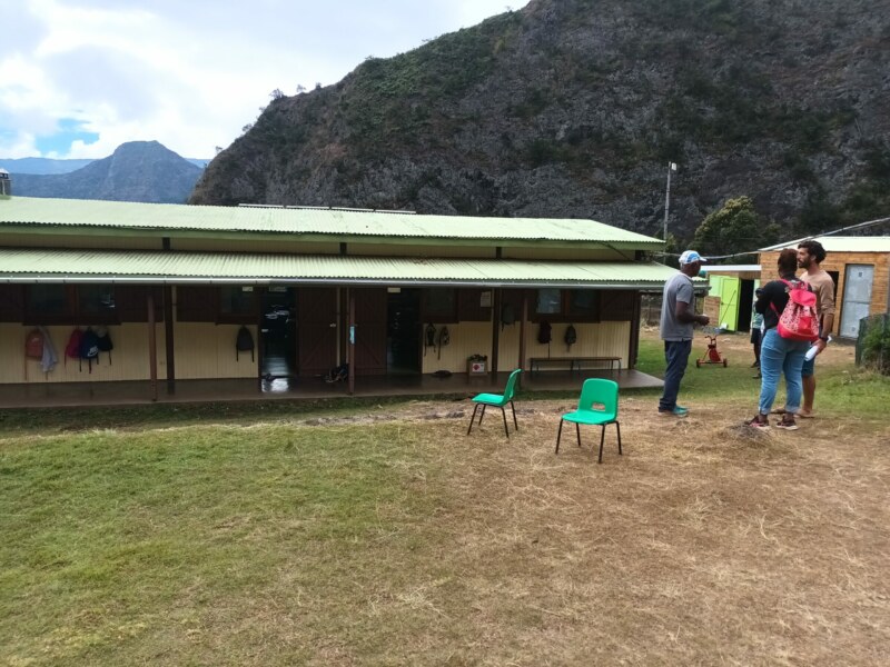 Nila RADAKICHENIN, Adjointe aux Affaires Scolaires, et l'Adjoint au Bassin de vie de Mafate, Jean-Philippe MARIE-LOUISE, se rendent à pied dans le cirque ce mercredi 31 août 2022.