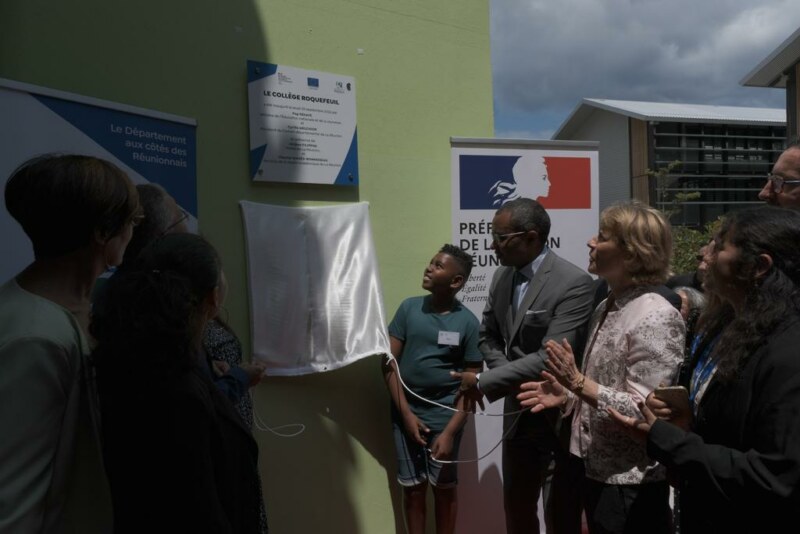 L'inauguration du collège de Roquefeuil se déroule ce jeudi 29 septembre 2022. Cette séquence s'inscrit dans la visite du Ministre de l’éducation nationale et de la jeunesse, Pap NDIAYE, à La Réunion. La première Adjointe de Saint-Paul, Suzelle BOUCHER, lui souhaite la bienvenue sur une terre apprenante et innovante.