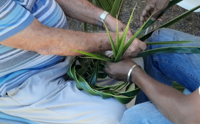 Journées du Patrimoine 2022 à la Maison Savanna, près de l'usine, tressage feuilles coco