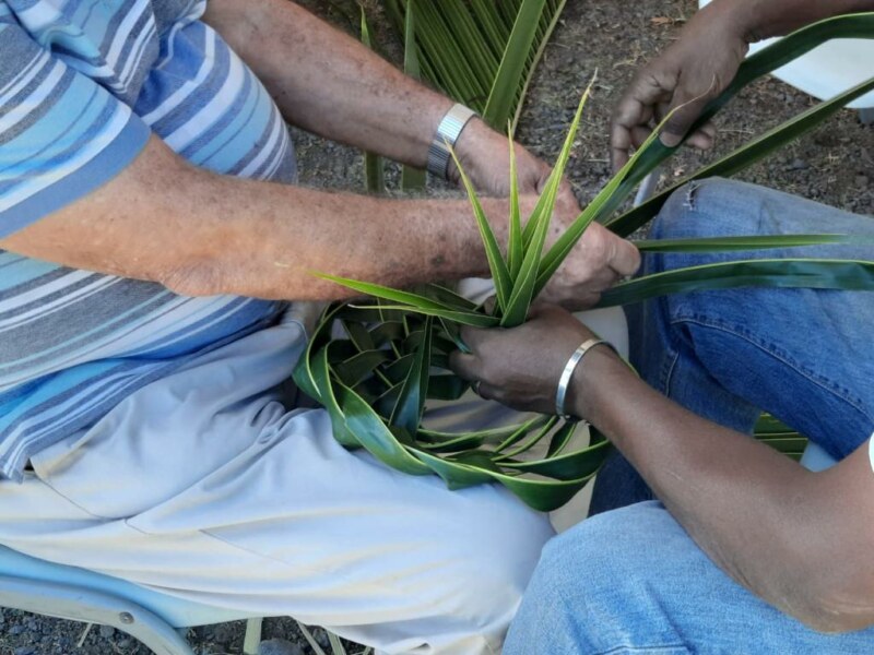 Journées du Patrimoine 2022 à la Maison Savanna, près de l'usine, tressage feuilles coco